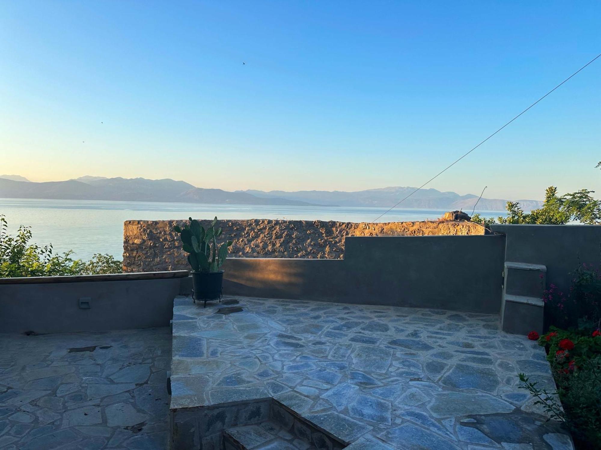 Fteri Stone House In Platanos, Akrataアパートメント エクステリア 写真