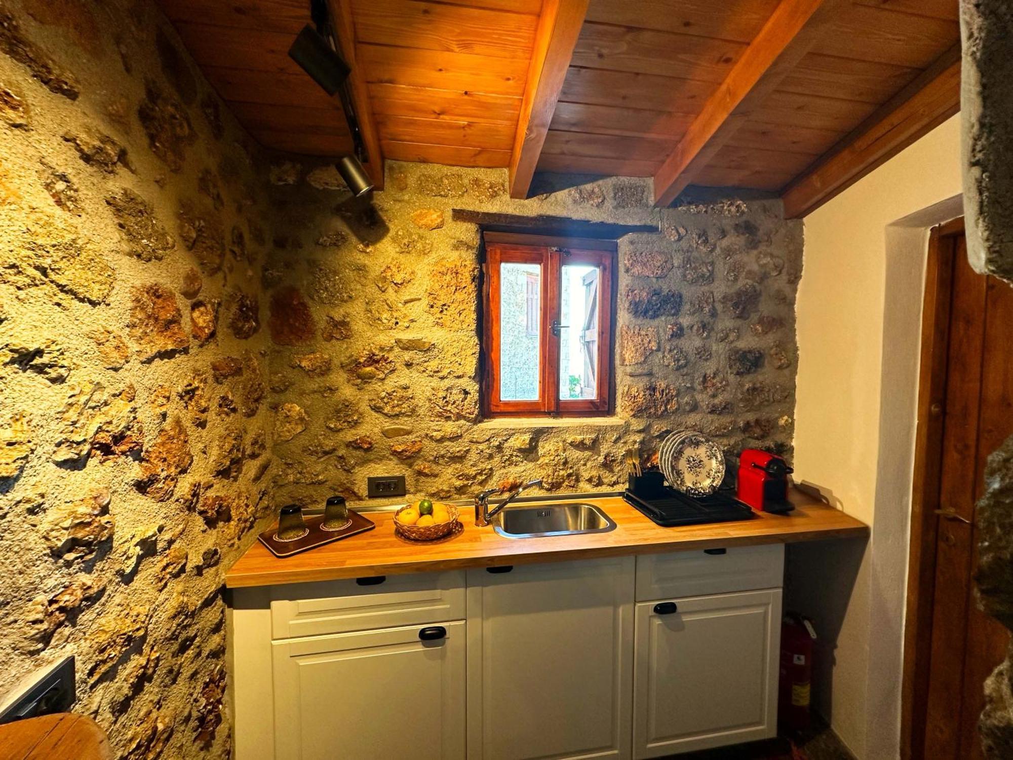 Fteri Stone House In Platanos, Akrataアパートメント エクステリア 写真