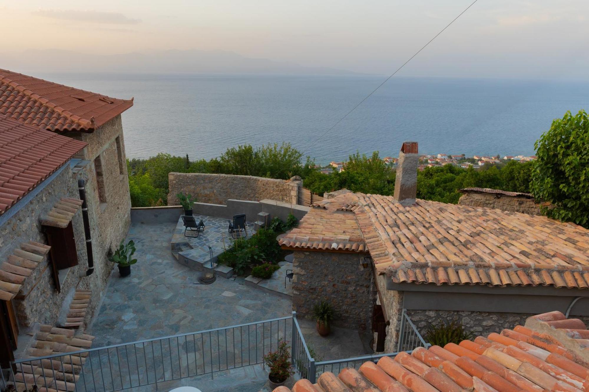 Fteri Stone House In Platanos, Akrataアパートメント エクステリア 写真