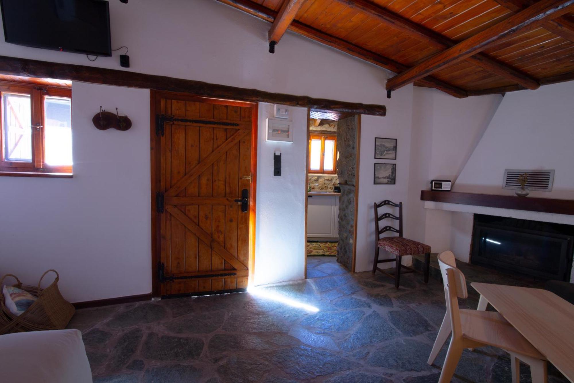Fteri Stone House In Platanos, Akrataアパートメント エクステリア 写真