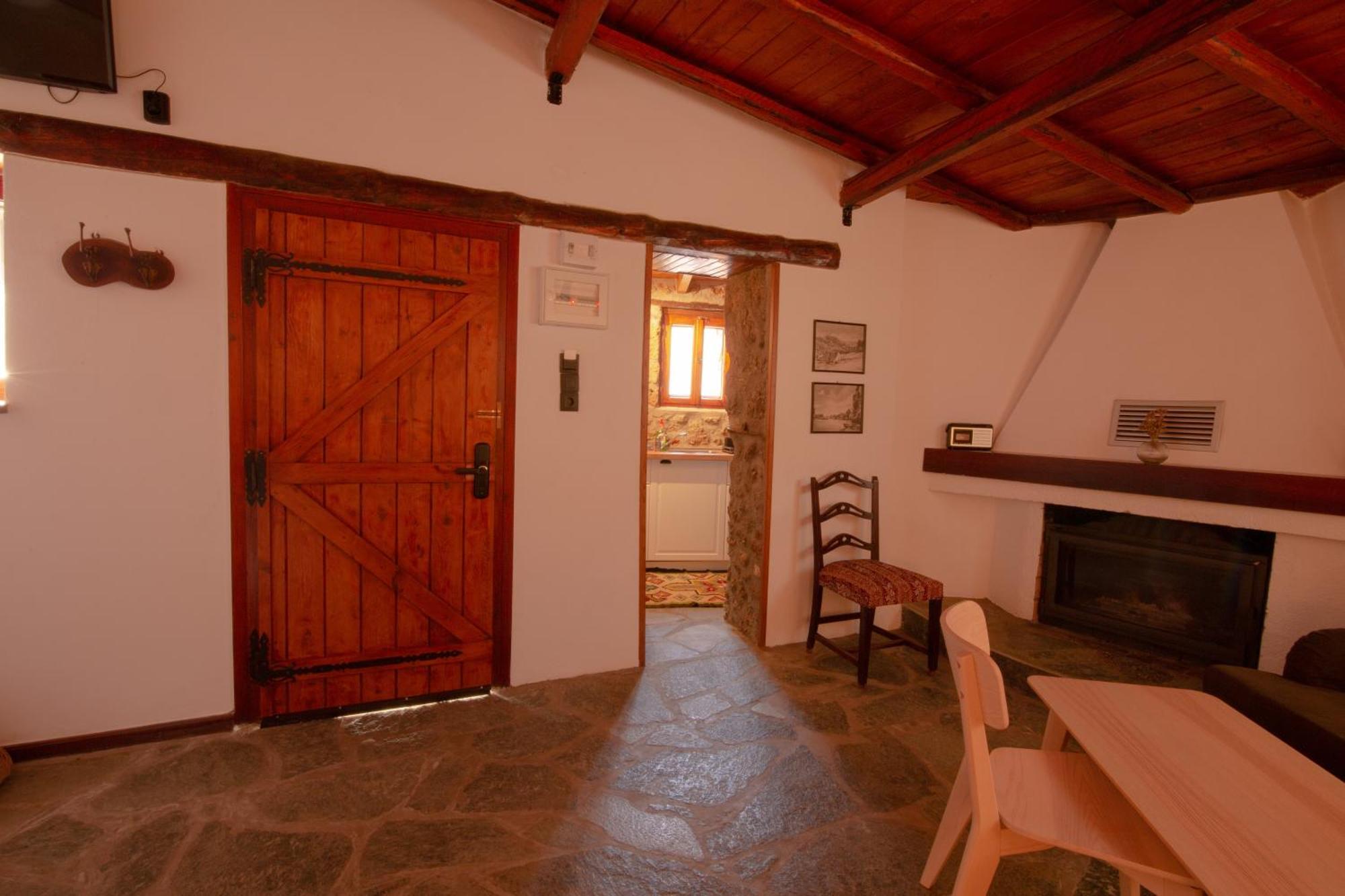Fteri Stone House In Platanos, Akrataアパートメント エクステリア 写真