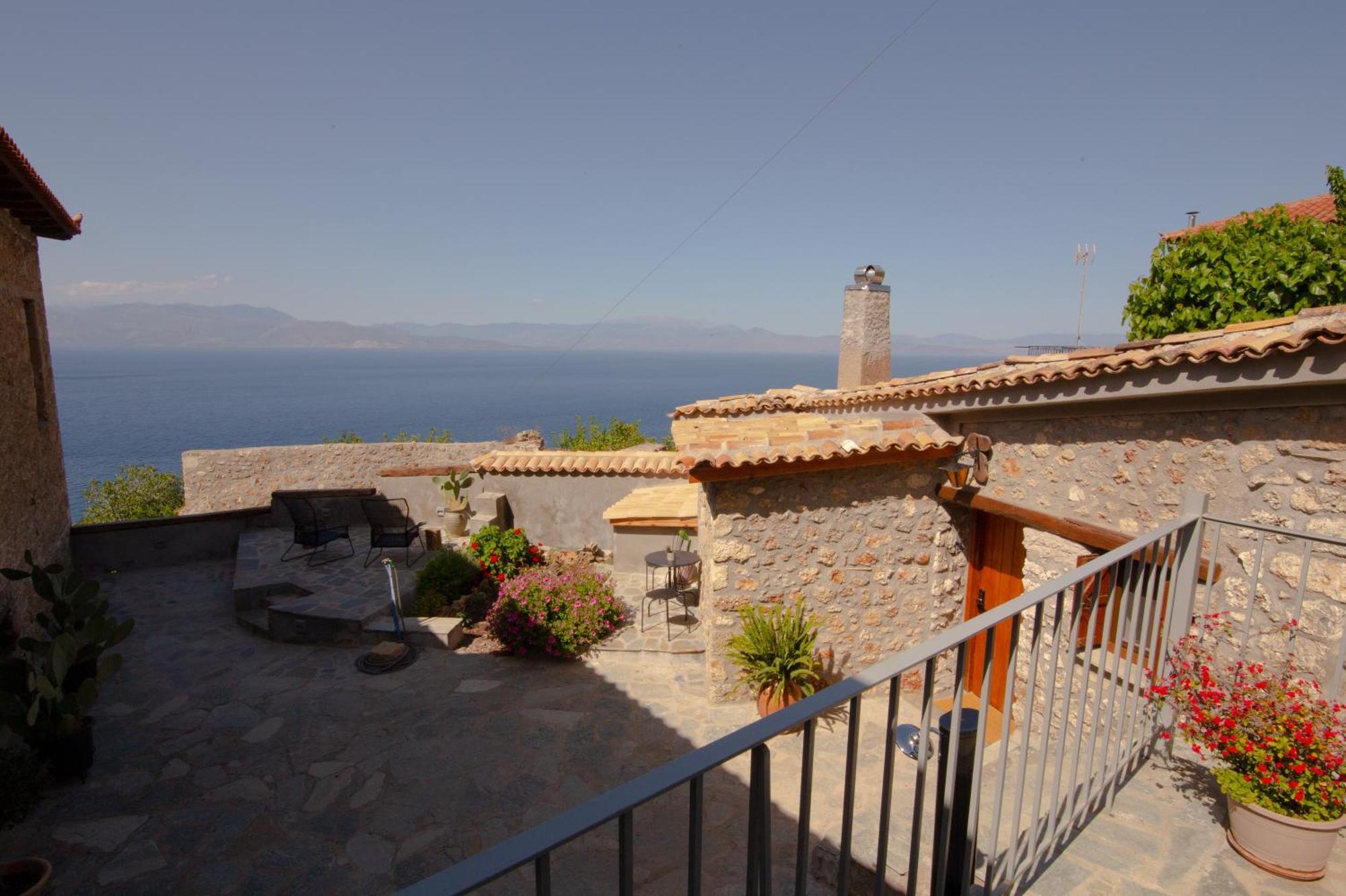 Fteri Stone House In Platanos, Akrataアパートメント エクステリア 写真